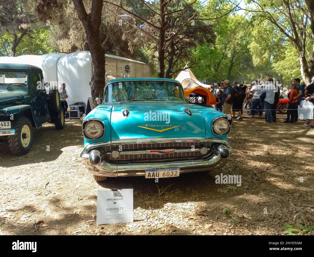Vecchia berlina 1957 Chevrolet Chevy Bel Air sport due porte in un parco. Natura, alberi. Auto classica Autoclasica 2022. Vista frontale. Griglia Foto Stock