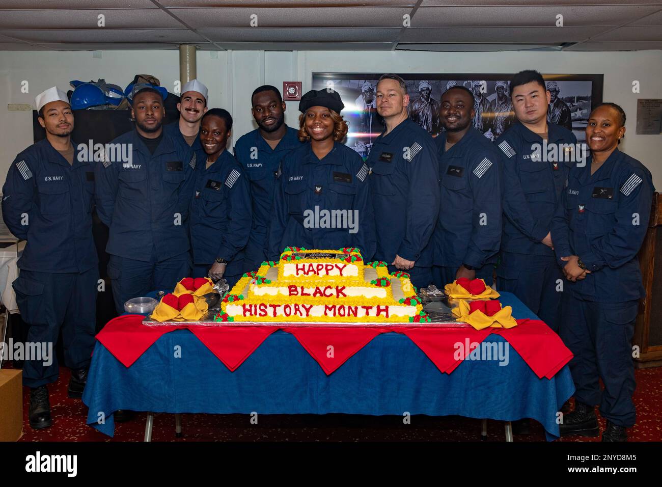 I marinai assegnati alla nave d'assalto anfibio di classe Wasp USS Iwo Jima (LHD 7) celebrano il mese della storia nera con una torta che taglia i subbi, il 16 febbraio 2023. Iwo Jima è presso General Dynamics, NASSCO Shipyard, Norfolk, va per un periodo di manutenzione programmata. Foto Stock