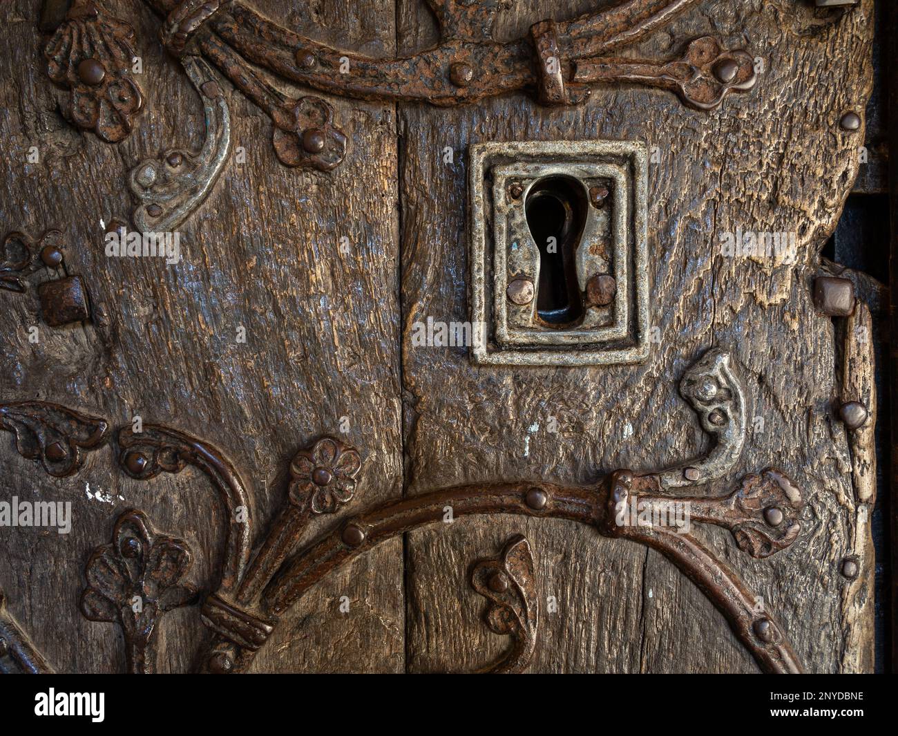 Primo piano della serratura e della lavorazione ornamentale in metallo sulla porta di quercia del 13th ° secolo di All Saints Church, Turvey, Bedfordshire, Regno Unito. Foto Stock