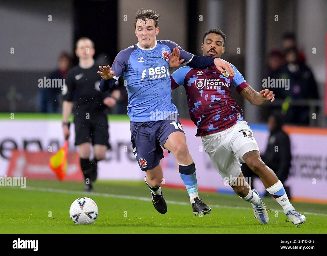 Burnley, Regno Unito. 1st Mar, 2023. Lewis Warrington di Fleetwood Town e Lyle Foster di Burnley competono per la palla durante la partita della fa Cup a Turf Moor, Burnley. Il credito dell'immagine dovrebbe essere: Gary Oakley/Sportimage Credit: Sportimage/Alamy Live News Foto Stock