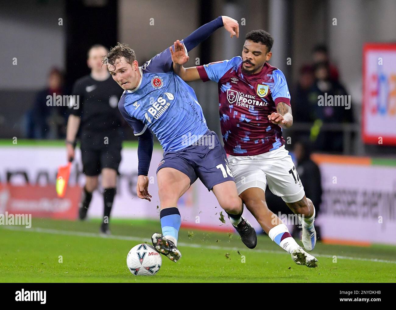 Burnley, Regno Unito. 1st Mar, 2023. Lewis Warrington di Fleetwood Town e Lyle Foster di Burnley competono per la palla durante la partita della fa Cup a Turf Moor, Burnley. Il credito dell'immagine dovrebbe essere: Gary Oakley/Sportimage Credit: Sportimage/Alamy Live News Foto Stock