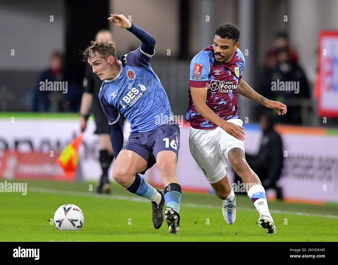 Burnley, Regno Unito. 1st Mar, 2023. Lewis Warrington di Fleetwood Town e Lyle Foster di Burnley competono per la palla durante la partita della fa Cup a Turf Moor, Burnley. Il credito dell'immagine dovrebbe essere: Gary Oakley/Sportimage Credit: Sportimage/Alamy Live News Foto Stock