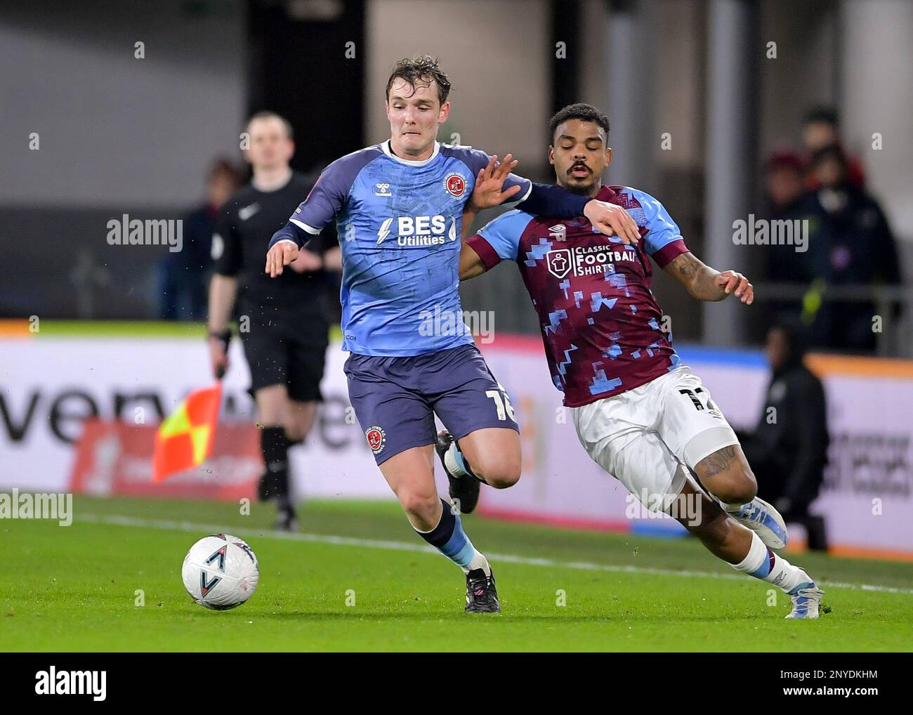 Burnley, Regno Unito. 1st Mar, 2023. Lewis Warrington di Fleetwood Town e Lyle Foster di Burnley competono per la palla durante la partita della fa Cup a Turf Moor, Burnley. Il credito dell'immagine dovrebbe essere: Gary Oakley/Sportimage Credit: Sportimage/Alamy Live News Foto Stock