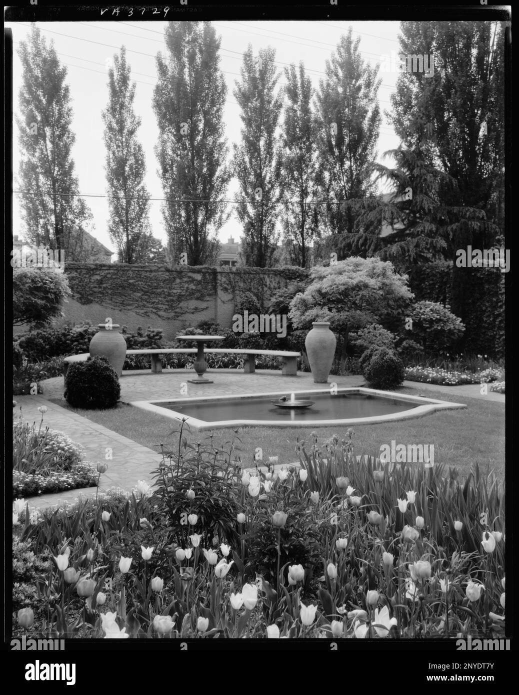 Taylor House, Monument Street, Richmond, Henrico County, Virginia. Carnegie Survey of the Architecture of the South. Stati Uniti Virginia Henrico County Richmond, laghi e stagni, panchine, giardini. Foto Stock