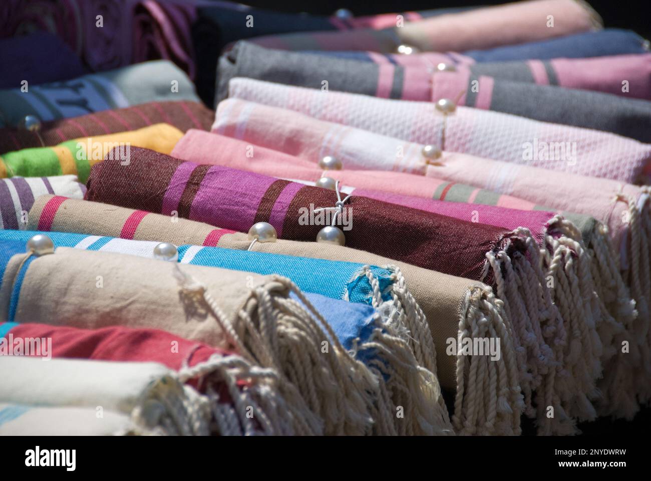 Tessuti colorati sul mercato provenzale Foto Stock