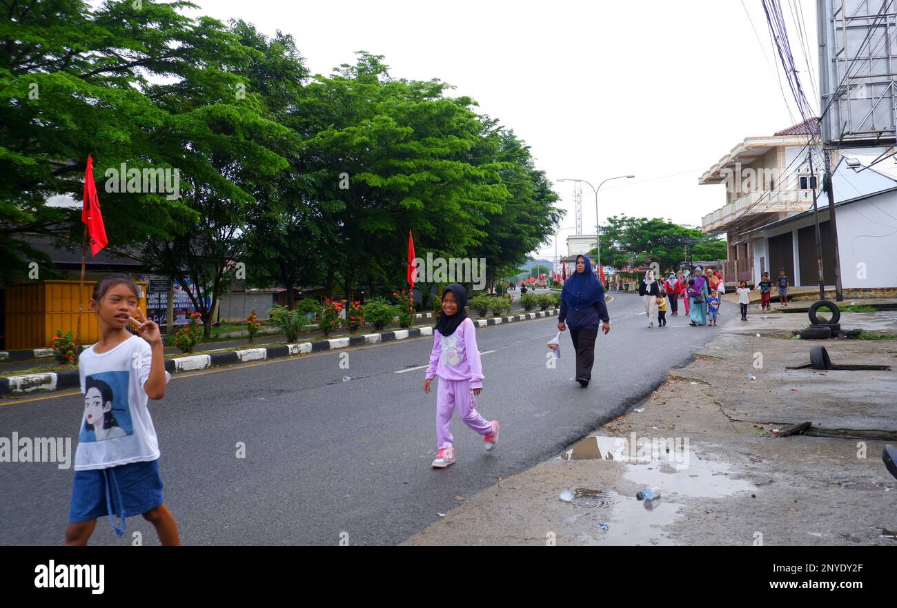 Bambini a piedi per le strade della città Muntok al mattino Foto Stock