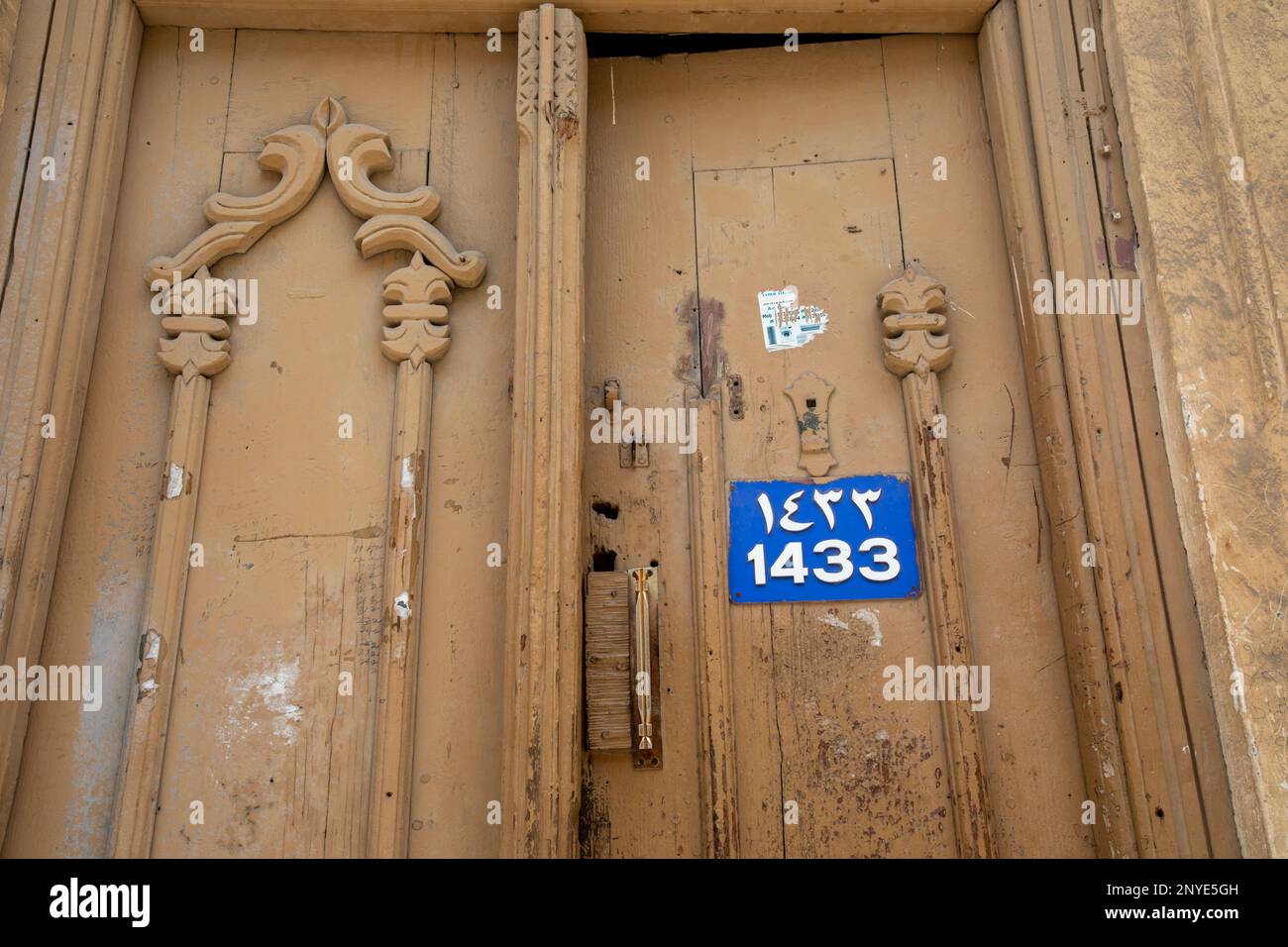 Intricati dettagli delle porte tradizionali del Bahrein a Manama, che mostrano artigianato senza tempo e ricco patrimonio culturale, il Regno del Bahrein. Foto Stock