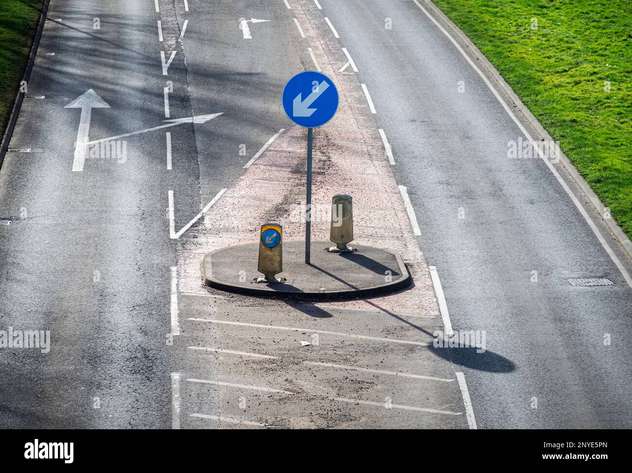 Strada a corsia singola e tasca di svolta a destra nel sistema di guida a sinistra del Regno Unito Foto Stock