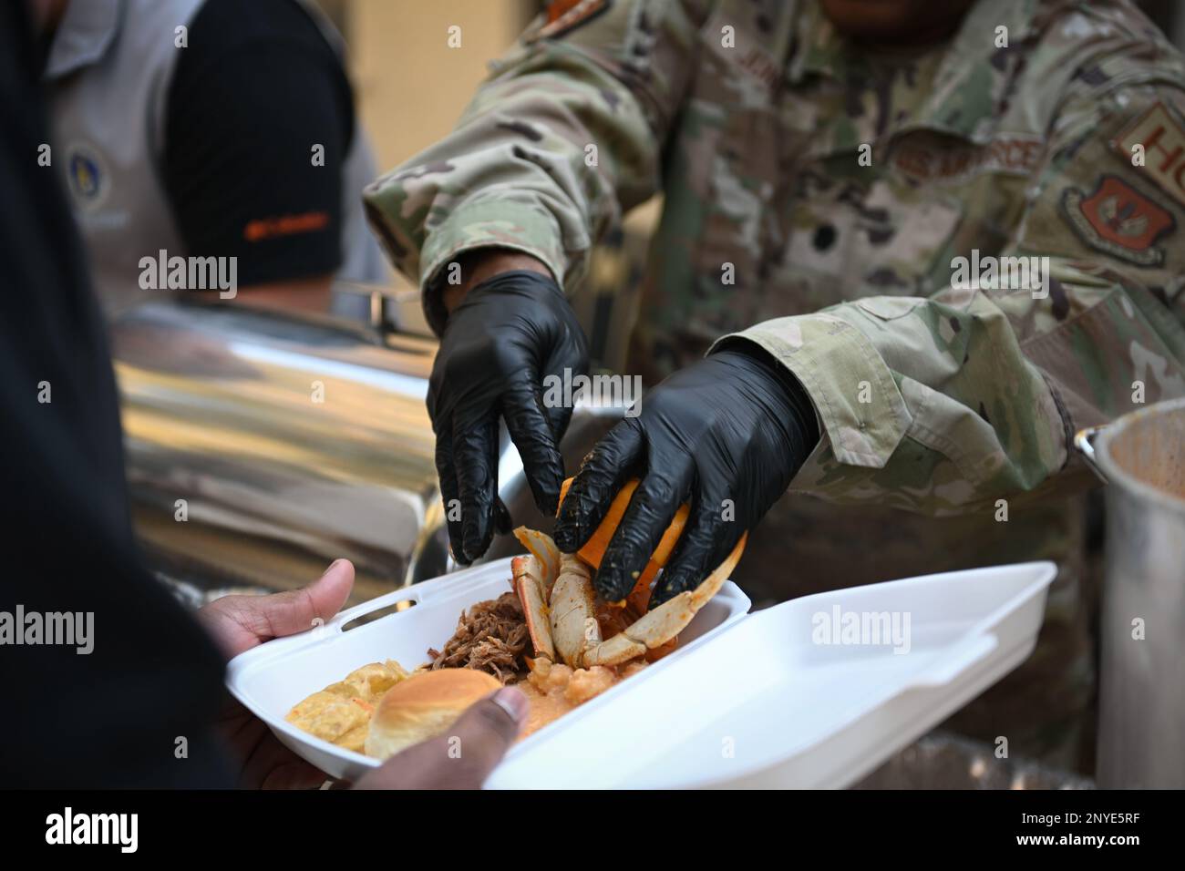 Il col. Dwayne Jones, cappellano della 39th Air base Wing, serve il cibo dopo una cerimonia di presentazione della pittura alla Incirlik Air base, Turchia, 09 gennaio 2023. Jones creò e donò il dipinto al rifugio Titan come rappresentazione dell'etica guerriera. Tutti i 39th membri dell'ABW sono addestrati e attrezzati per essere pronti, affidabili e reattivi a proiettare il potere globale attraverso deterrenza strategica, supporto agile ai combattimenti e partnership durature per difendere gli interessi degli Stati Uniti e i nostri alleati lungo il fianco meridionale della NATO. Foto Stock