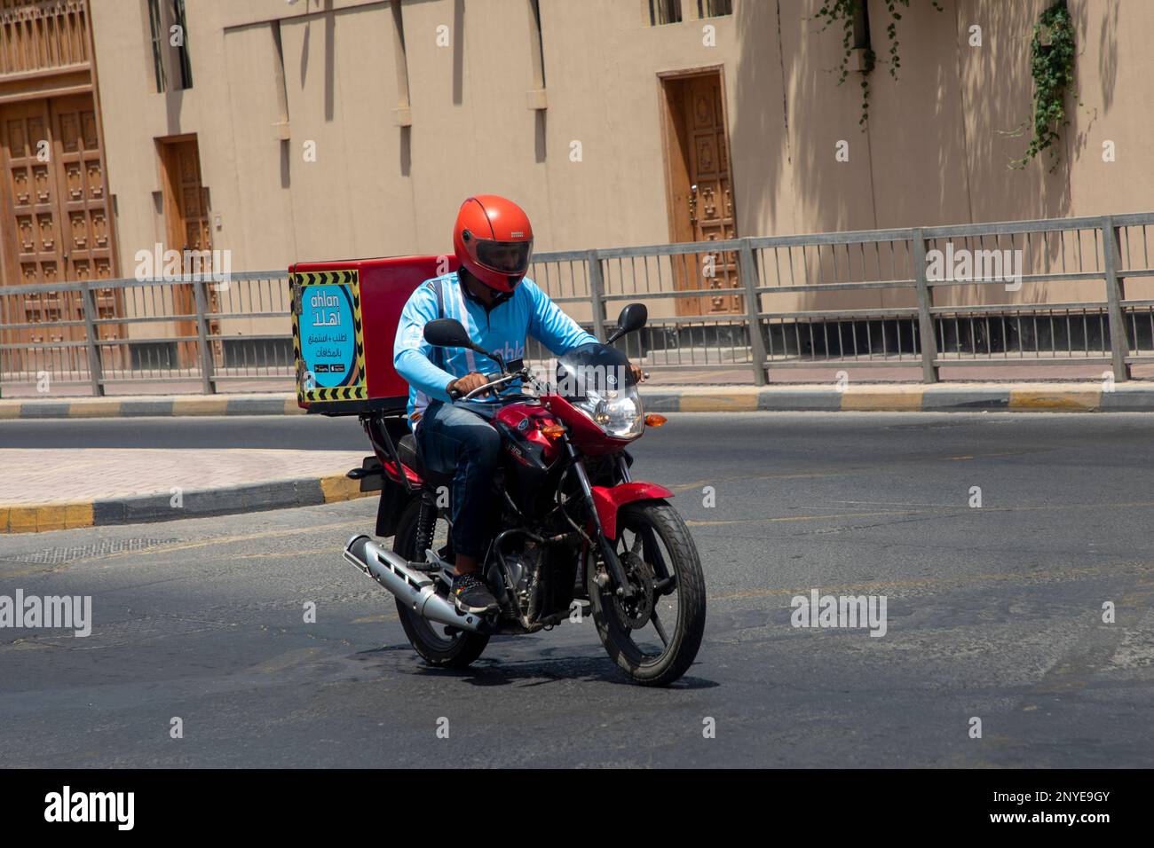 Ahlan consegna a bordo di una moto consegna di cibo a Manama, Regno del Bahrain, Medio Oriente. Foto Stock