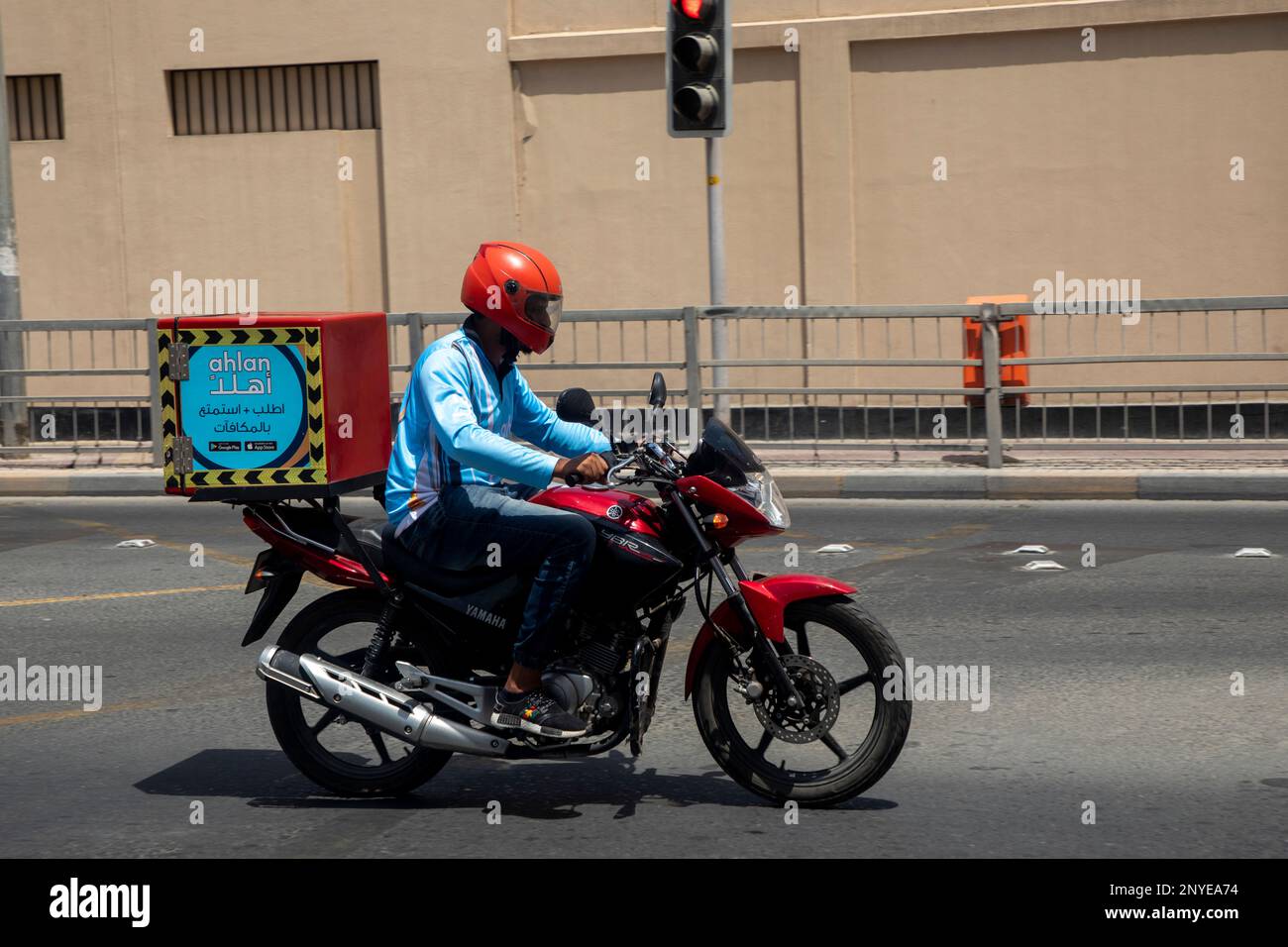 Ahlan consegna a bordo di una moto consegna di cibo a Manama, Regno del Bahrain, Medio Oriente. Foto Stock