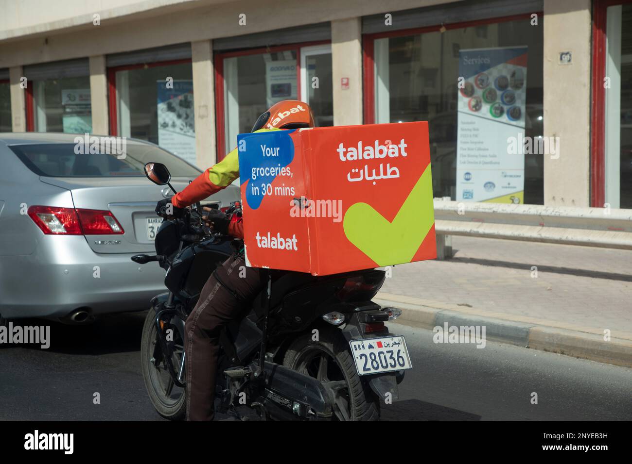 Talabat consegna a bordo di una moto consegna cibo a Manama, Regno del Bahrain, Medio Oriente Foto Stock
