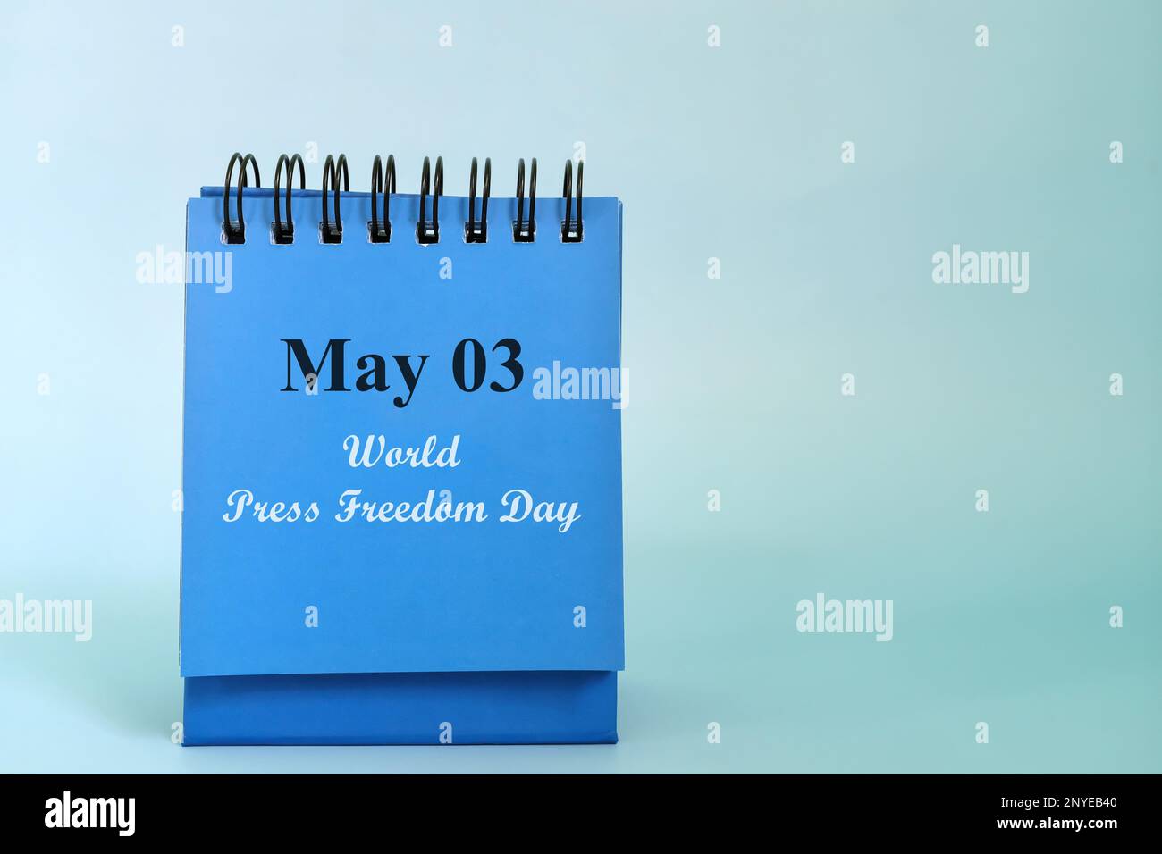 Maggio 3 come promemoria della Giornata Mondiale della libertà di stampa sul calendario della scrivania blu. Concetto di celebrazione. Foto Stock