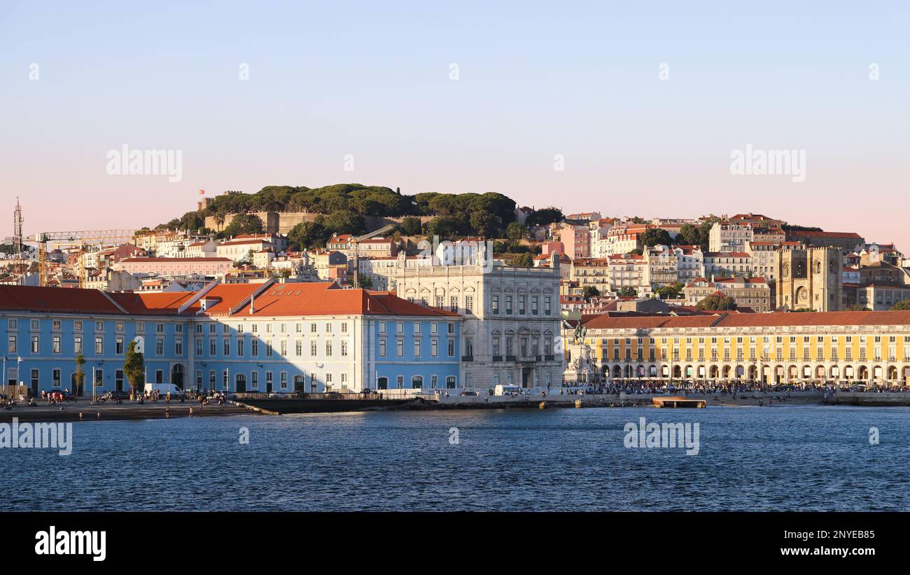 Panorama urbano di Lisbona, la capitale del Portogallo. Centro storico visto dal fiume Tago durante il tramonto. Foto Stock