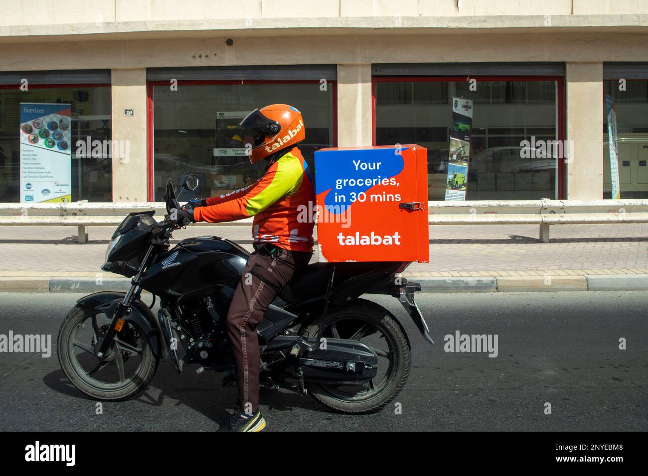 Talabat consegna a bordo di una moto consegna cibo a Manama, Regno del Bahrain, Medio Oriente Foto Stock