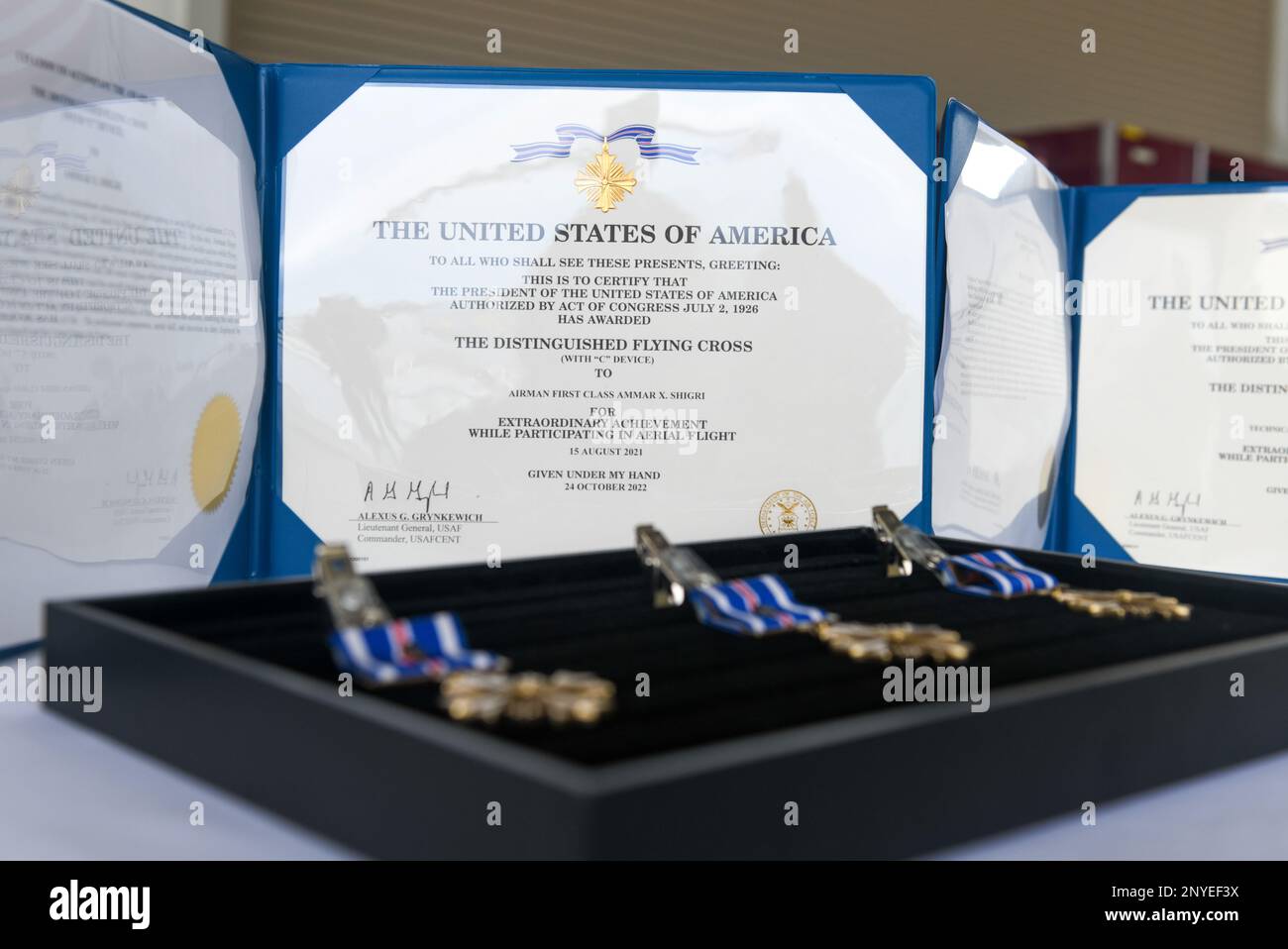 Le medaglie e i certificati di Distinguished Flying Cross sono stati allineati prima della cerimonia del DFC alla Joint base Charleston, South Carolina, 4 gennaio 2023. I destinatari hanno guadagnato le loro medaglie per il loro eroismo durante l'evacuazione di 17 giorni di 124.000 persone dall'Afghanistan durante l'operazione Allies Refuge. Foto Stock