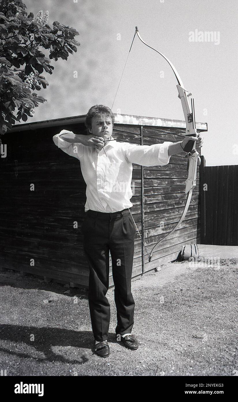 1989, tiro con l'arco, ragazzo adolescente con arco e freccia, Inghilterra, Regno Unito. Foto Stock