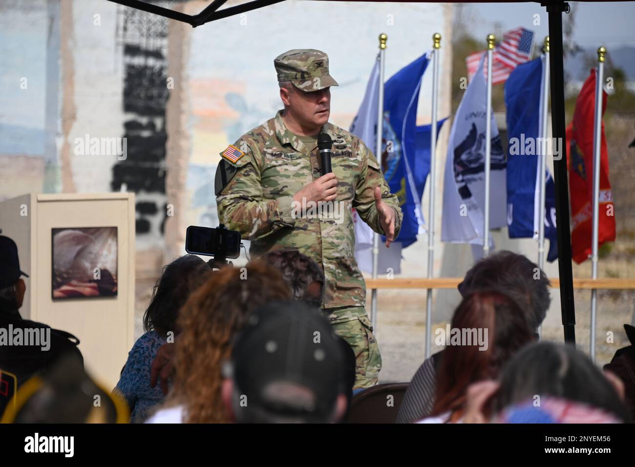 STATI UNITI Patrick McFall, comandante dell'esercito Yuma Proving Ground (YPG), è stato relatore principale alla cerimonia annuale di commemorazione di Camp Bouse del 27th nella contea di la Paz, Arizona, città di Bouse sabato 11 febbraio 2023. Foto Stock