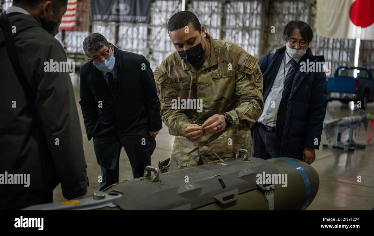 STATI UNITI Eric Platt, capo dell'equipaggio della Sezione di standardizzazione delle armi, mostra a un gruppo di partecipanti alla Japan-American Air Force Goodwill Association (JAAGA) le capacità delle munizioni alla Misawa Air base, Giappone, 21 febbraio 2023. Il JAAGA, un gruppo composto da dirigenti d'azienda civici giapponesi, contribuisce a migliorare l'amicizia e il legame tra gli Stati Uniti Air Force e i membri della Japan Air Self-Defense Force. Foto Stock