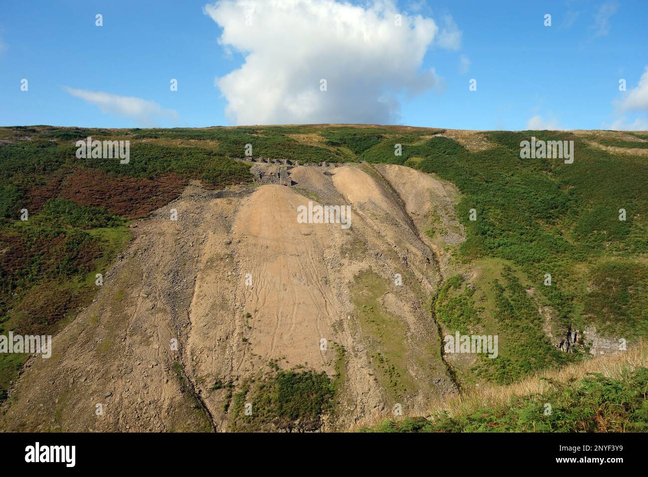 Cumuli di petrolio e vecchi edifici minerari in rovina a Gunnerside Gill, Swaledale, nello Yorkshire Dales National Park, Yorkshire, Inghilterra, Regno Unito. Foto Stock