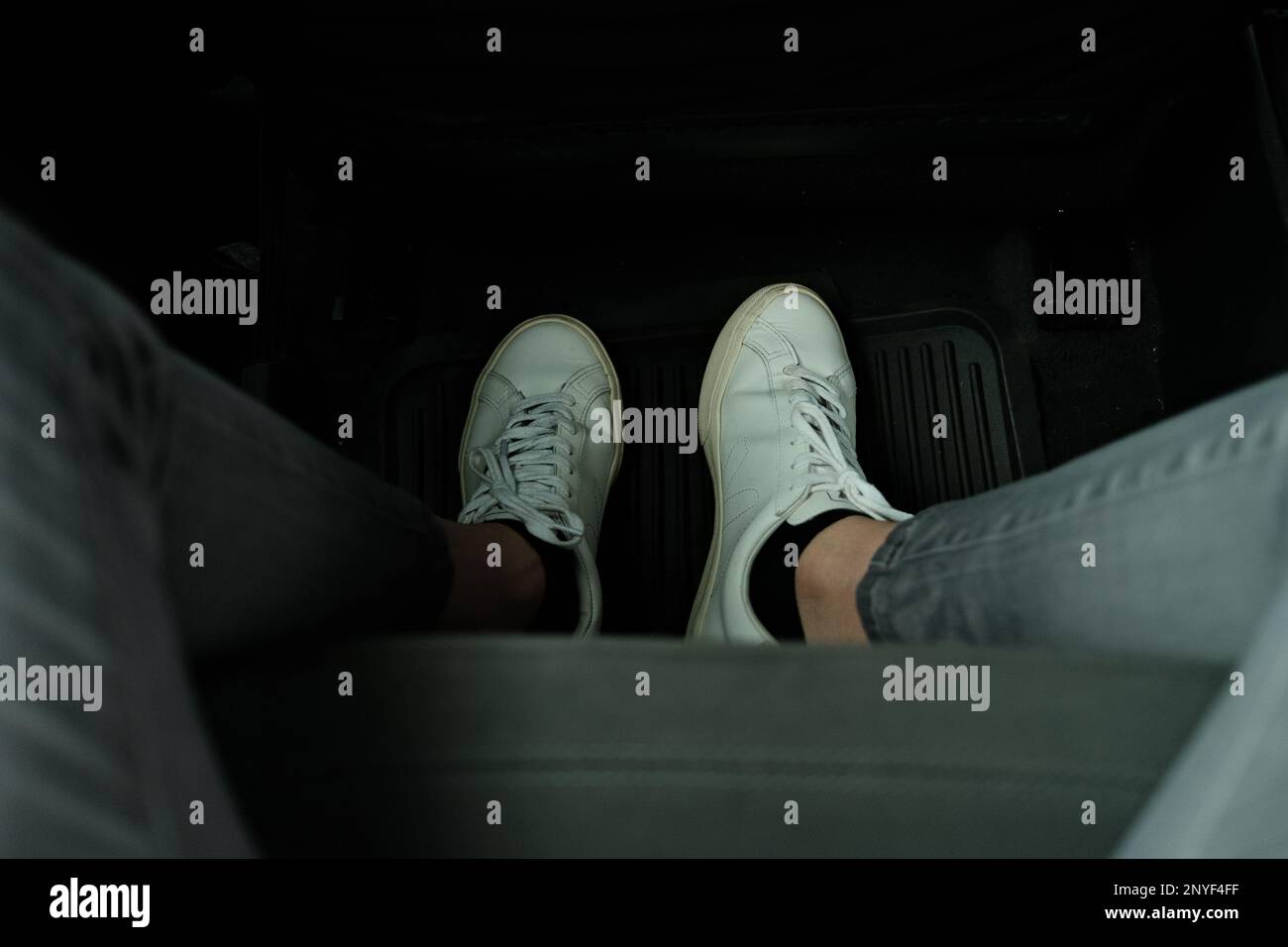 Punto di vista delle sneaker bianche Foto Stock