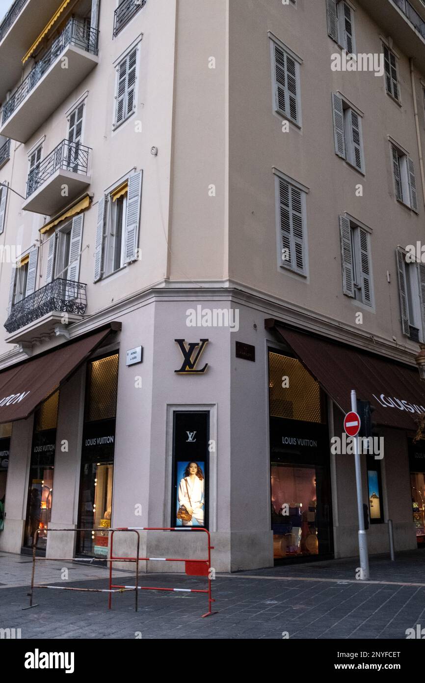 Nizza, Francia, Louis Vuitton LVMH negozio di abbigliamento di lusso, 2  Avenue de Suède, 06000 Foto stock - Alamy