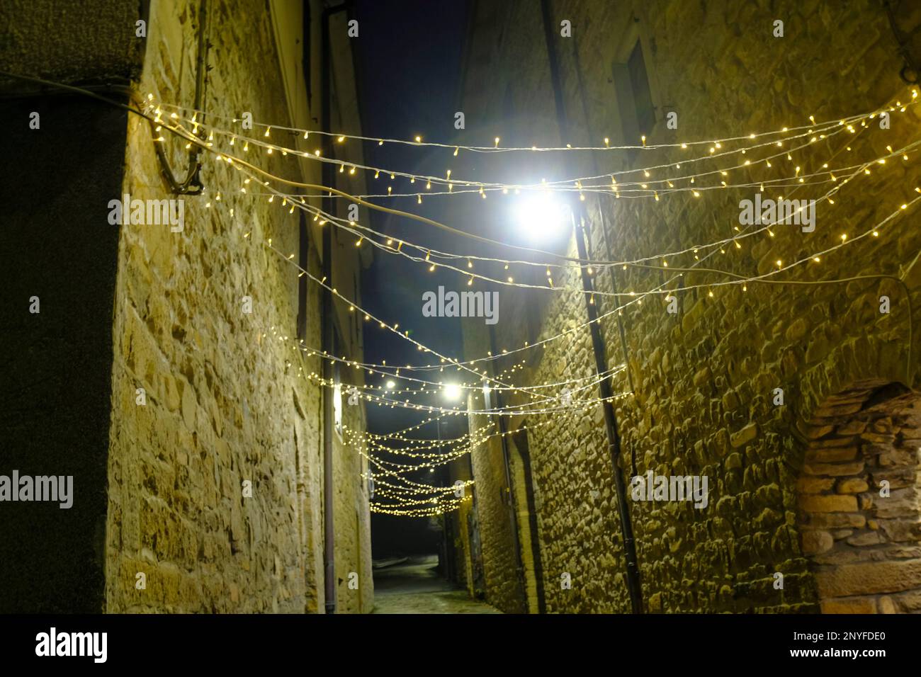 La città illumina gli edifici della città vecchia di notte. Sfondo decorativo delle luci della città Foto Stock