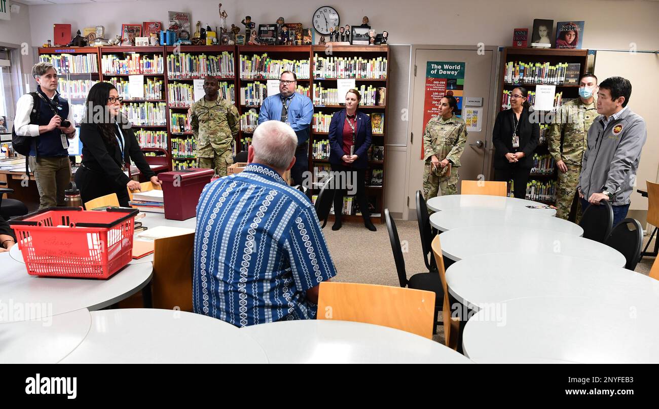 Il Sen. David min, che rappresenta il 37th° distretto statale del senato della California, ha parlato con gli insegnanti e i membri dello staff della Sunburst Youth Challenge Academy, 20 gennaio 2023, mentre ha visitato il programma di recupero crediti nelle scuole superiori durante la sua visita alla Joint Forces Training base, Los Alamitos, California. Sunburst è gestito in collaborazione tra il Dipartimento dell'Istruzione della contea di Orange e la Guardia Nazionale della California per aiutare gli studenti a recuperare i crediti, mentre instillano abilità di vita, fiducia, leadership e definizione degli obiettivi. Min fa parte della sottocommissione statale sul budget del senato per l’istruzione, e seleziona la co Foto Stock