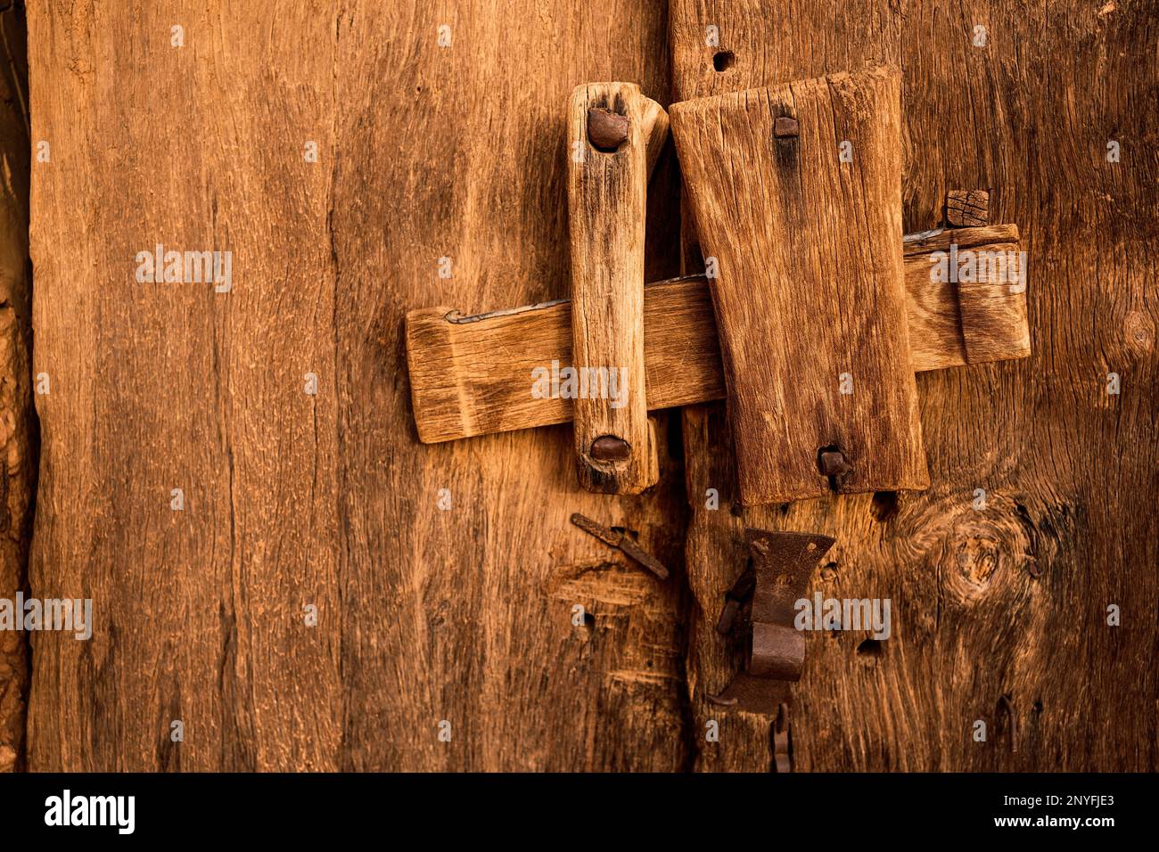 Antico meccanismo di chiusura sulla storica porta in legno scabchiera con piccoli blocchi inchiodati in Mauritania Foto Stock
