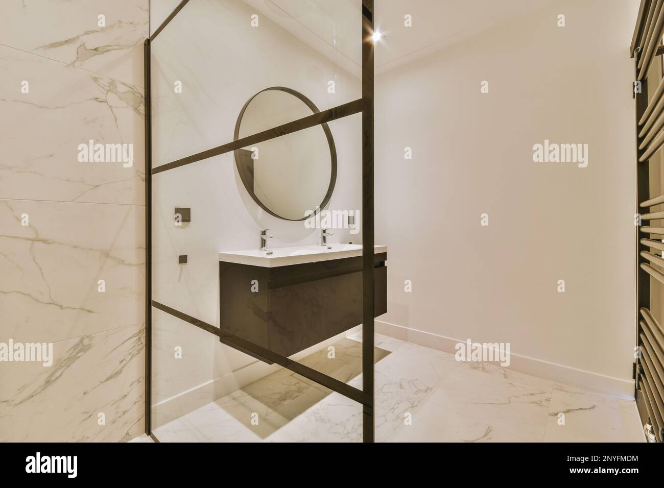 Design interno del bagno con cabina doccia e lavandini posti sotto specchio appeso a parete piastrellata con rubinetti cromati in appartamento luminoso Foto Stock