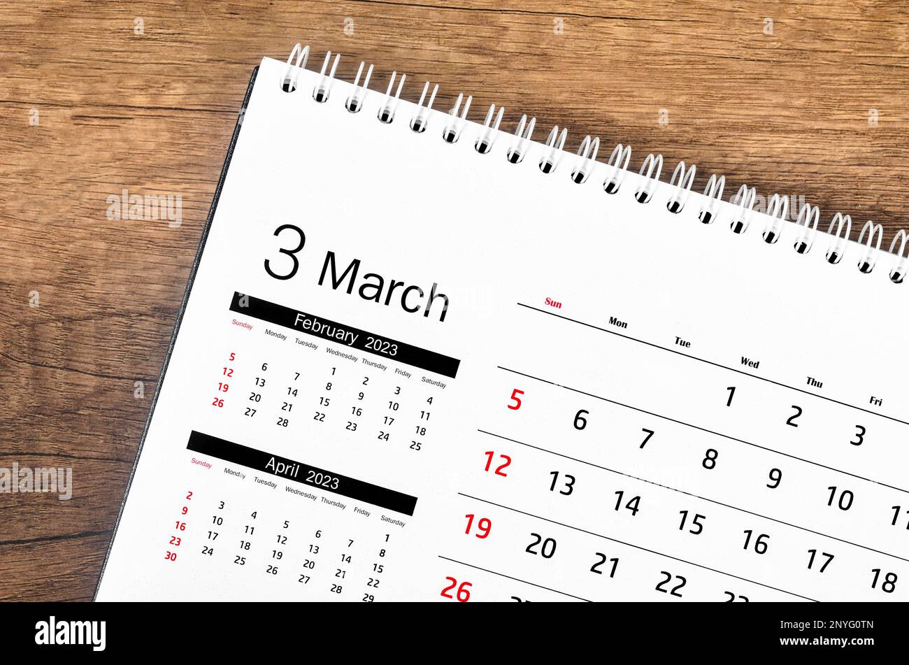 Marzo 2023 Calendario mensile della scrivania per 2023 anno su pavimento in legno. Foto Stock