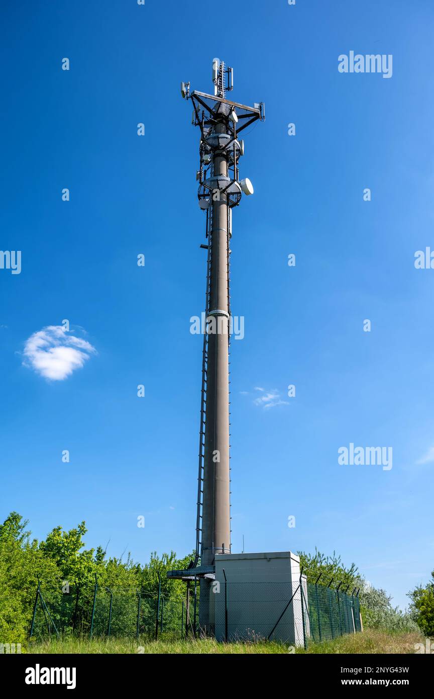 Moderna torre di trasmissione per comunicazioni mobili e Internet Foto Stock