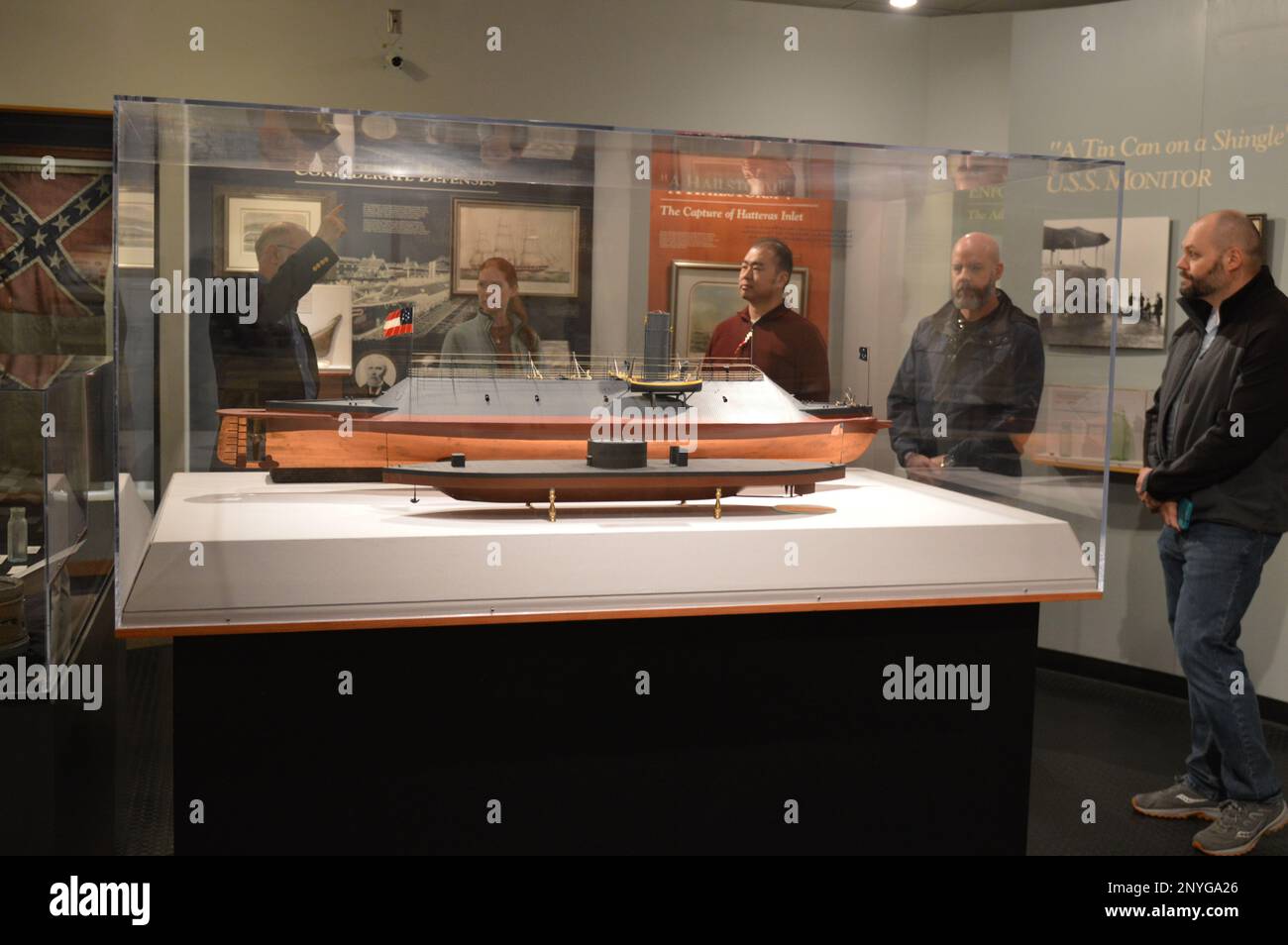 I membri del personale del National Museum of the United States Marine Corps in Triangle, Virginia, vengono fotografati visitando la galleria del museo navale di Hampton Roads a Norfolk, Virginia. Durante la visita, i membri dello staff hanno ricevuto una visita guidata delle gallerie del museo da Rick Brown, uno dei docenti volontari del museo, e Tonia Deetz-Rock, vicedirettore e curatore del museo navale di Hampton Roads. La visita ha facilitato la condivisione delle informazioni e le Best practice. L'Hampton Roads Naval Museum è uno dei dieci Stati Uniti Musei della Marina che riportano al comando Naval History and Heritage. Si trova in Foto Stock