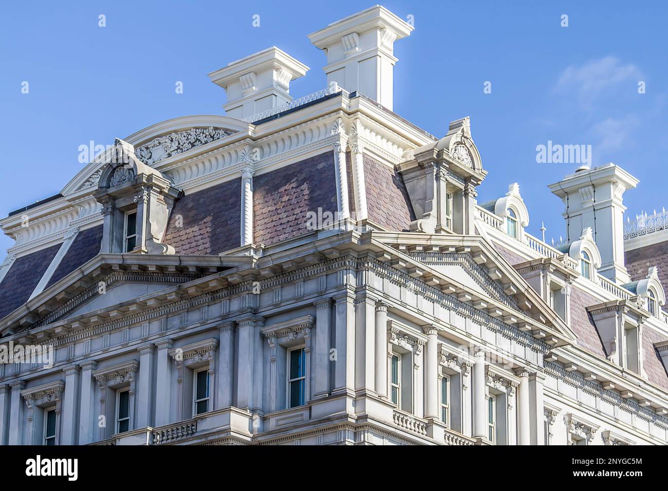 Si tratta di un'immagine di un vecchio edificio con dettagli intricati e una torre dell'orologio Foto Stock
