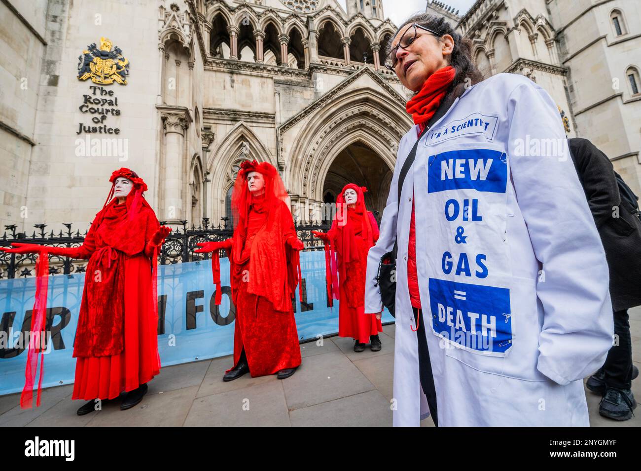 Londra, Regno Unito. 2nd Mar, 2023. Gli scienziati si sono Uniti alla protesta con il messaggio - nuovo petrolio e gas = morte - FERMARE LA protesta DI PERFORAZIONE presso le Corti reali di Giustizia. Waverley Borough Council e "Protect Dunsfold", sostenuti dal Good Law Project, chiedono alla Corte di consentire un controllo giudiziario della decisione del governo nel giugno 2022 di concedere al Regno Unito il permesso di petrolio e gas (UKOG) di esplorare per il gas a Dunsfold. Ciò è avvenuto dopo che il Surrey County Council aveva respinto due volte il progetto. Credit: Guy Bell/Alamy Live News Foto Stock