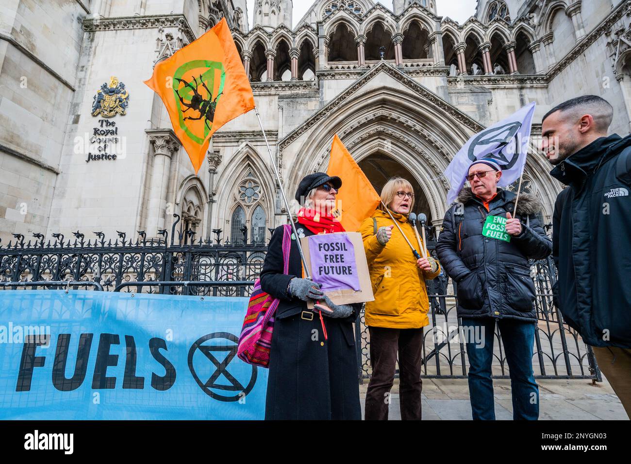 Londra, Regno Unito. 2nd Mar, 2023. FERMARE LA PROTESTA DI PERFORAZIONE presso le Corti reali di Giustizia. Waverley Borough Council e "Protect Dunsfold", sostenuti dal Good Law Project, chiedono alla Corte di consentire un controllo giudiziario della decisione del governo nel giugno 2022 di concedere al Regno Unito il permesso di petrolio e gas (UKOG) di esplorare per il gas a Dunsfold. Ciò è avvenuto dopo che il Surrey County Council aveva respinto due volte il progetto. Credit: Guy Bell/Alamy Live News Foto Stock