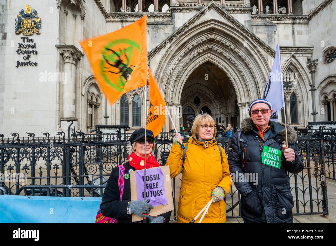 Londra, Regno Unito. 2nd Mar, 2023. FERMARE LA PROTESTA DI PERFORAZIONE presso le Corti reali di Giustizia. Waverley Borough Council e "Protect Dunsfold", sostenuti dal Good Law Project, chiedono alla Corte di consentire un controllo giudiziario della decisione del governo nel giugno 2022 di concedere al Regno Unito il permesso di petrolio e gas (UKOG) di esplorare per il gas a Dunsfold. Ciò è avvenuto dopo che il Surrey County Council aveva respinto due volte il progetto. Credit: Guy Bell/Alamy Live News Foto Stock