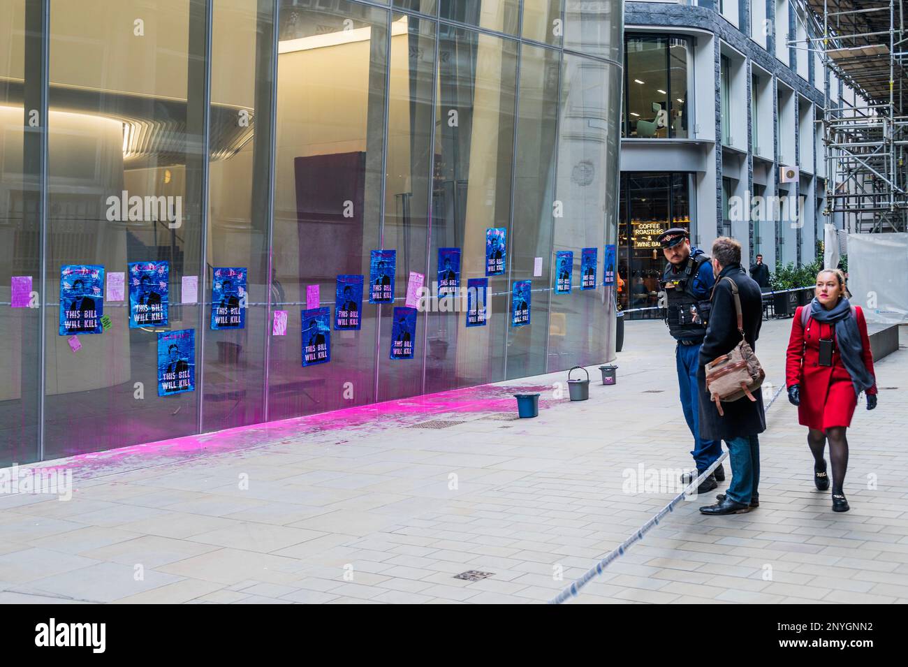 Londra, Regno Unito. 2nd Mar, 2023. Extinction Rebellion ha preso di mira il quartier generale della Finace britannica nella città di Londra a causa della loro attività di lobbying per le industrie di combustibili fossili. Hanno gettato la vernice sulle finestre e bloccato un 'corrotto' Sticker, e le dichiarazioni da coloro che prendono parte, sulle finestre. 6 persone sono state arrestate rapidamente, così solo la vernice e gli adesivi sono rimasti. Credit: Guy Bell/Alamy Live News Foto Stock