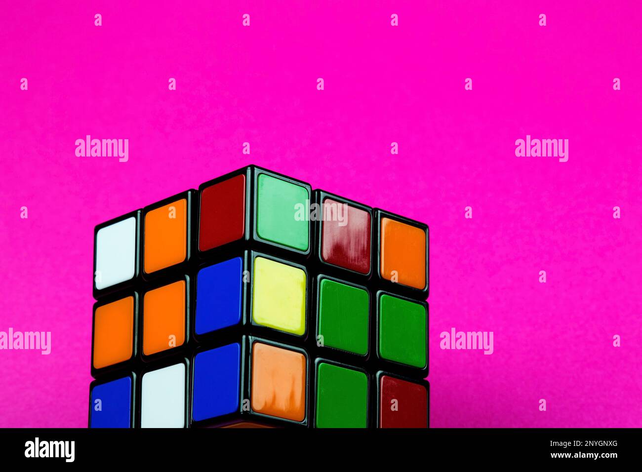 Vista closeup cubo puzzle su uno sfondo rosa Foto Stock