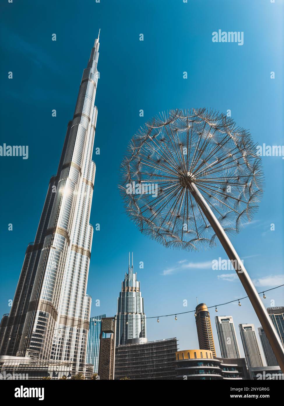 Vista del Burj Khalifa dal ponte del parco Burj nel centro di Dubai, Emirati Arabi Uniti Foto Stock