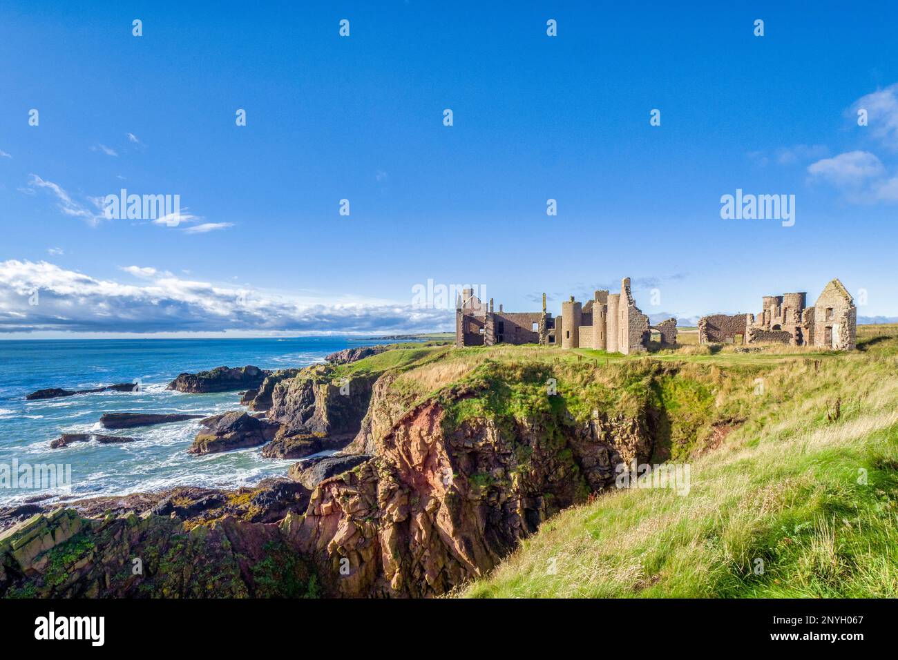 12 settembre 2022: Aberdeenshire, Scozia - le rovine del castello di New Slains, costruito nel 16th ° secolo dal 9th ° conte di Erroll, mostrando il suo gloriou Foto Stock