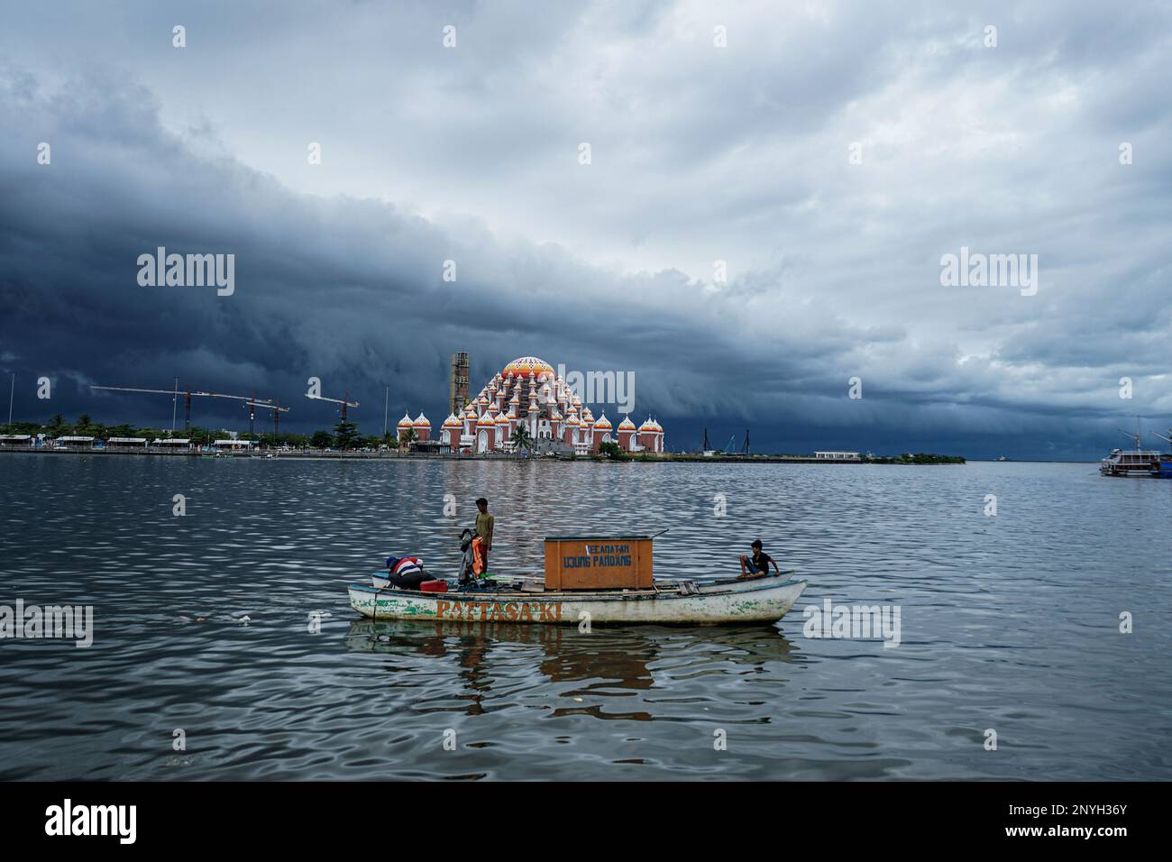 2 marzo 2023, Makassar, Sulawesi del Sud, Indonesia: I pulitori della spiaggia usano le barche per controllare la pulizia intorno alla spiaggia di Losari Makassar quando le nuvole sono spesse e il tempo è coperto. La Meteorologia, climatologia e Geofisica Agency (BMKG) per il Sud Sulawesi prevede che ci sarà tempo estremo nella prima settimana di marzo 2023. (Credit Image: © Herwin Bahar/ZUMA Press Wire) SOLO PER USO EDITORIALE! Non per USO commerciale! Foto Stock