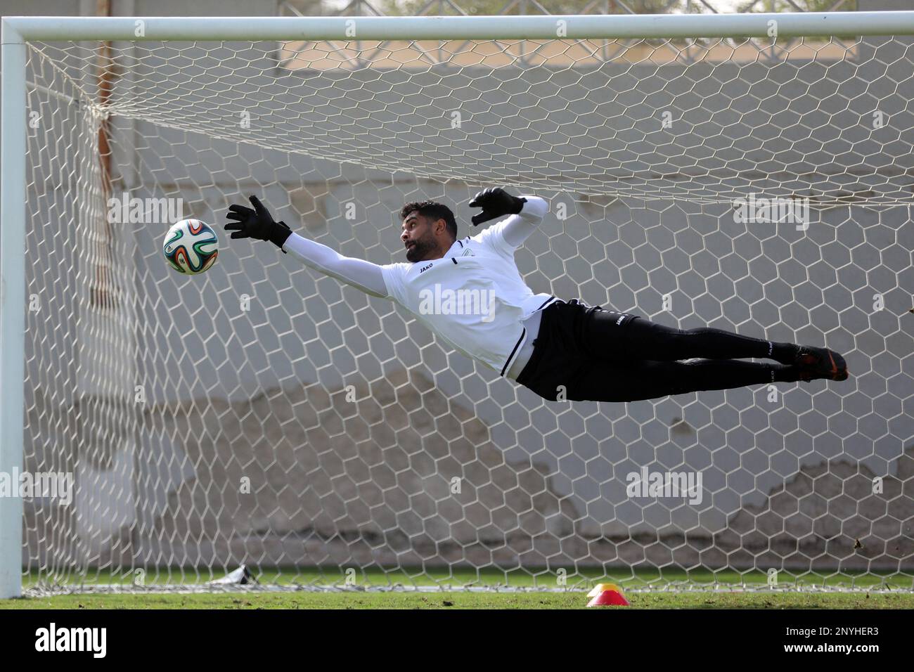 Ovays Azizi portiere della Nazionale Afganistan fa un salvataggio subacqueo durante un campo di addestramento della Nazionale a Dubai Emirati Arabi Uniti nel 27 dicembre 2020 Foto Stock