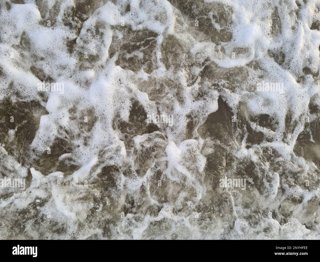 Schiuma bianca sull'acqua macro vista ravvicinata Foto Stock