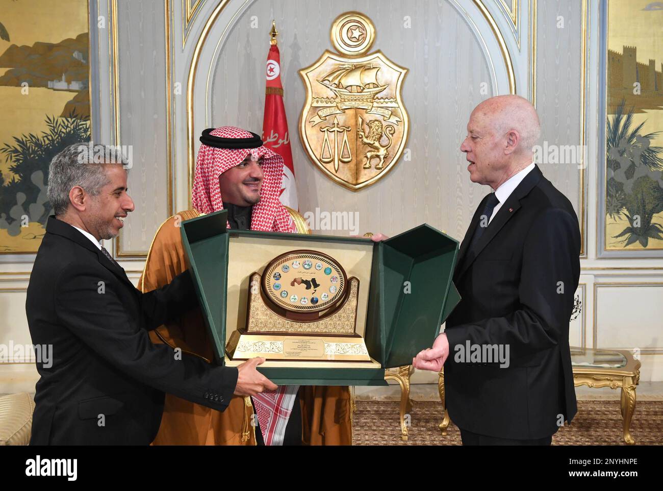 (230302) -- TUNISI, 2 marzo 2023 (Xinhua) -- il presidente tunisino Kais Saied (R) riceve uno scudo commemorativo dai membri del Consiglio dei ministri degli interni arabi a Tunisi, Tunisia, il 1 marzo 2023. (Presidenza tunisina/consegna via Xinhua) Foto Stock