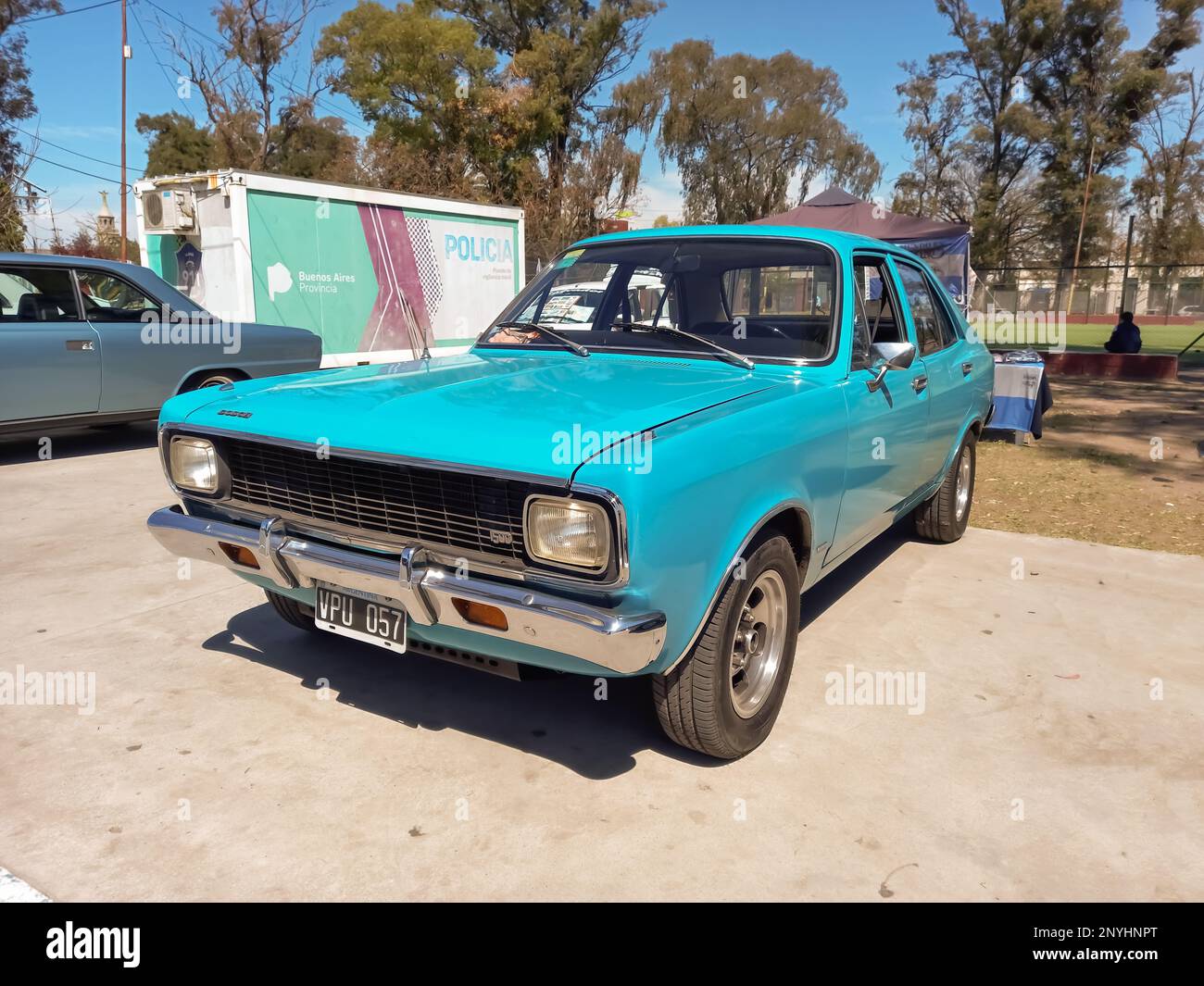 Vecchio popolare blu 1970s Dodge 1500 quattro porte berlina di Chrysler Argentina in un parco. Natura, alberi. Classica vettura economica Foto Stock