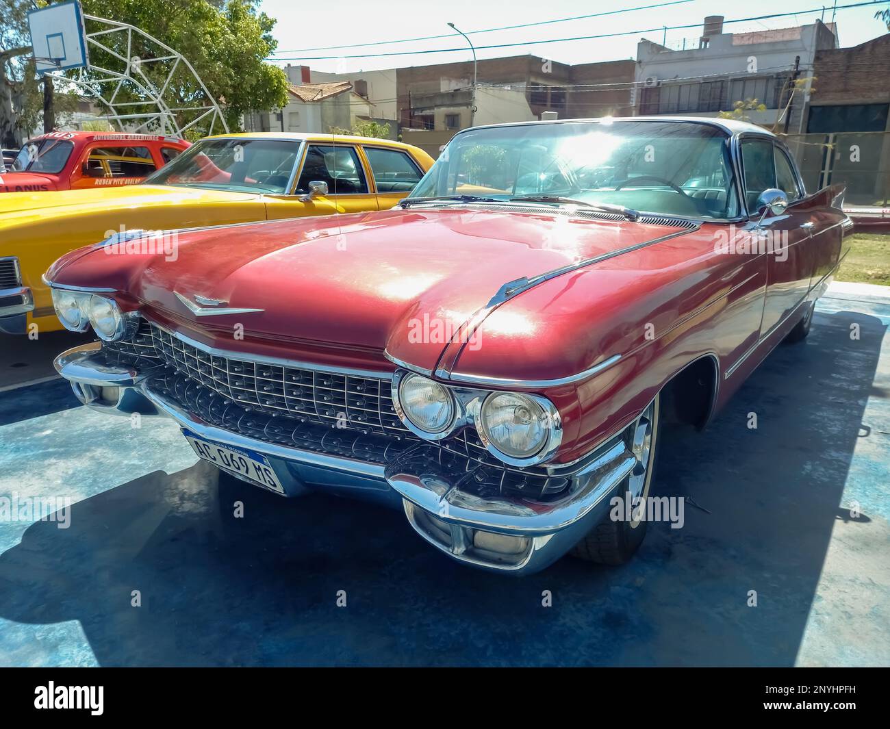 Lanus, Argentina - 24 settembre 2022: Vecchio lusso rosso 1960 Cadillac coupé Deville in un parco. Giorno di sole. Spettacolo di auto classica AAA 2022. Foto Stock