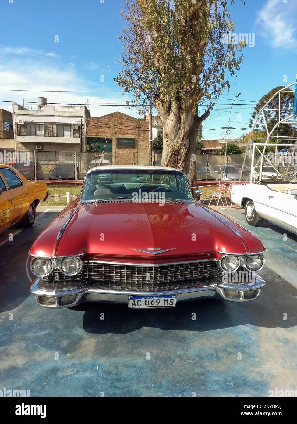 Lanus, Argentina - 24 settembre 2022: Vecchio lusso rosso 1960 Cadillac coupé Deville in un parco. Giorno di sole. Spettacolo di auto classica AAA 2022. Foto Stock
