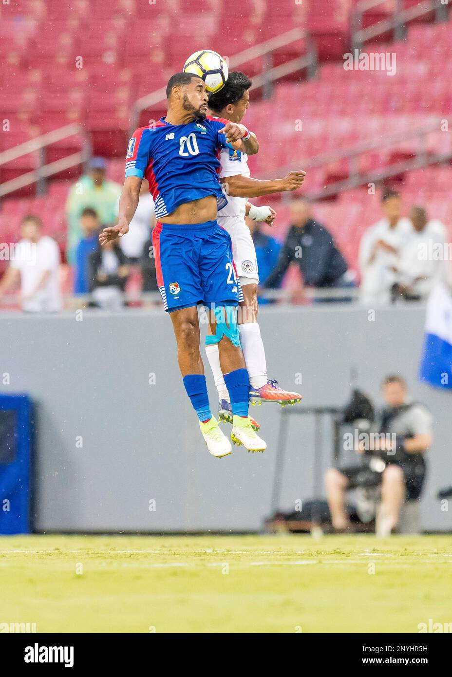 TAMPA, FL - JULY 12: Panama Aníbal Godoy (20) goes up for a header during the CONCACAF Gold Cup soccer match between the Panama and Nicaragua on July 12, 2017 at Raymond James Stadium in Tampa, FL. (Photo by Andrew Bershaw/Icon Sportswire) (Icon Sportswire via AP Images) Foto Stock