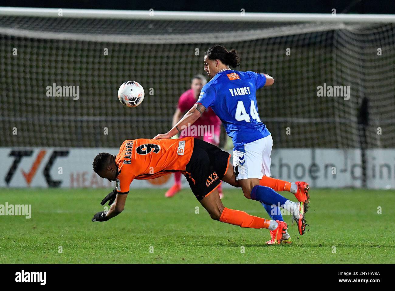 Josef Yarney dell'Oldham Athletic Association Football Club si batte con Nicke Kabamba del Barnet Football Club durante la partita della Vanarama National League tra Barnet e Oldham Athletic all'Underhill Stadium, Londra, martedì 28th febbraio 2023. (Foto: Eddie Garvey | NOTIZIE MI) Credit: NOTIZIE MI & Sport /Alamy Live News Foto Stock